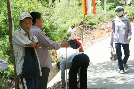 Leo núi, uống nước “Cam Lồ” ở tượng Phật Bà