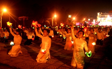 Lung linh đêm hội hoa đăng 705 năm “công chúa Huyền Trân mở cõi”