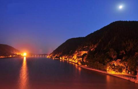 Long Môn thạch động kỳ vĩ của Lạc Dương