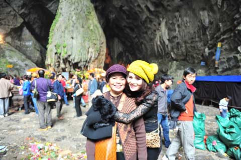Ngắm Vũ Thu Phương vãn cảnh chùa Hương