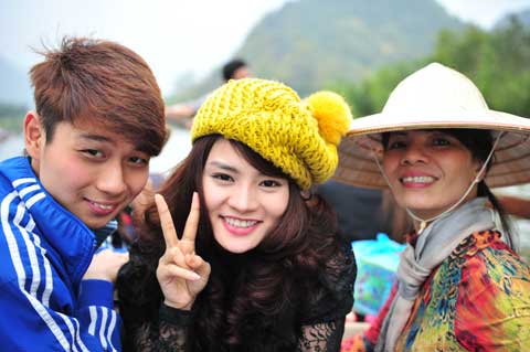 Ngắm Vũ Thu Phương vãn cảnh chùa Hương