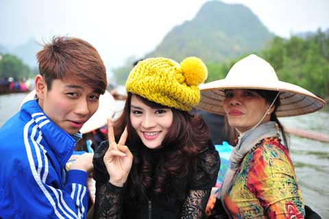 Ngắm Vũ Thu Phương vãn cảnh chùa Hương