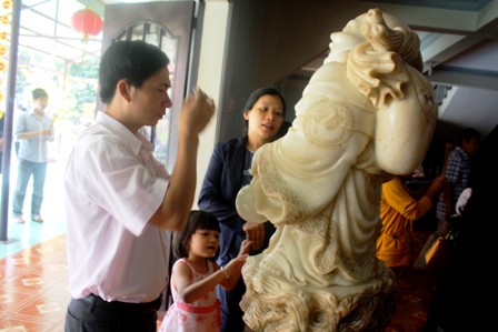 Người dân TPHCM lên chùa cúng tiễn đưa ông bà