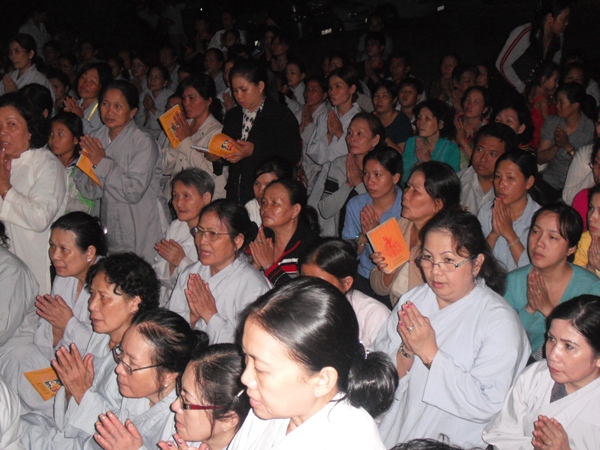 Tịnh Xá Ngọc Minh tổ chức đêm hoa đăng cầu nguyện cho thảm họa tại Nhật Bản