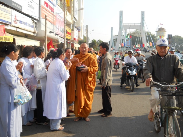 Chư Tăng Tịnh xá Ngọc Minh trì bình Khất thực tại TP. Phan Thiết