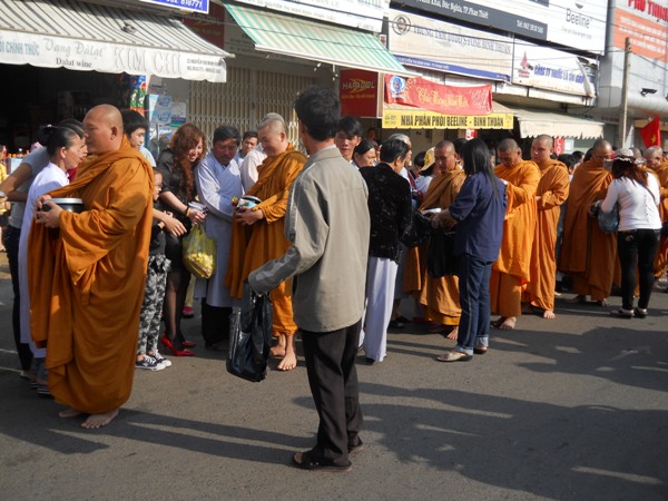 Chư Tăng Tịnh xá Ngọc Minh trì bình Khất thực tại TP. Phan Thiết