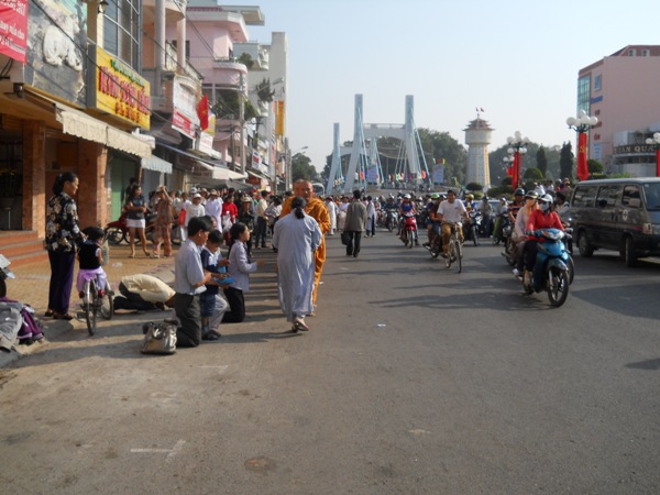 Chư Tăng Tịnh xá Ngọc Minh trì bình Khất thực tại TP. Phan Thiết