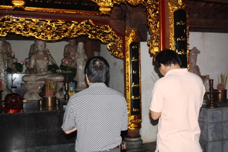 Viếng chùa giữa trùng khơi