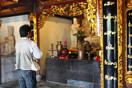 Viếng chùa giữa trùng khơi