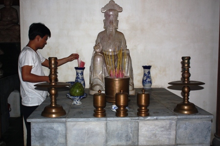 Viếng chùa giữa trùng khơi