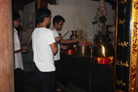 Viếng chùa giữa trùng khơi