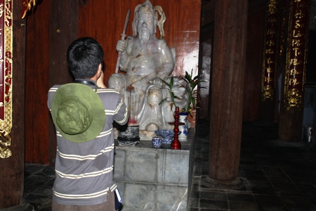 Viếng chùa giữa trùng khơi