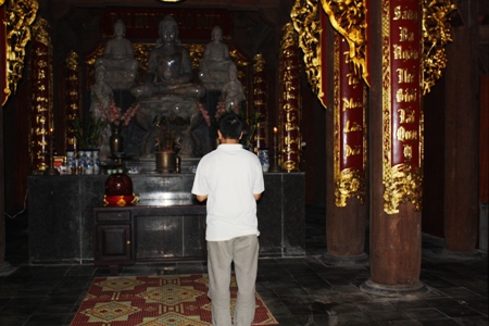 Viếng chùa giữa trùng khơi