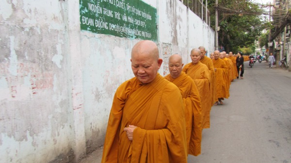 TP.HCM: Chư Tăng, Ni Khất sĩ Tổ chức Trì bình khất Thực Tưởng Niệm Tổ Sư Minh Đăng Quang