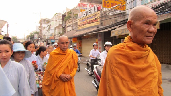 TP.HCM: Chư Tăng, Ni Khất sĩ Tổ chức Trì bình khất Thực Tưởng Niệm Tổ Sư Minh Đăng Quang