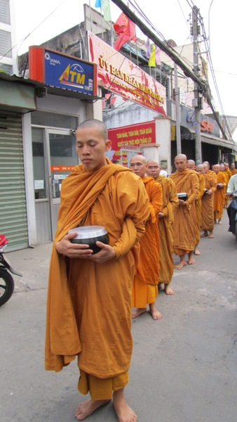 TP.HCM: Chư Tăng, Ni Khất sĩ Tổ chức Trì bình khất Thực Tưởng Niệm Tổ Sư Minh Đăng Quang