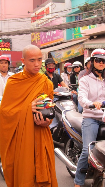 TP.HCM: Chư Tăng, Ni Khất sĩ Tổ chức Trì bình khất Thực Tưởng Niệm Tổ Sư Minh Đăng Quang