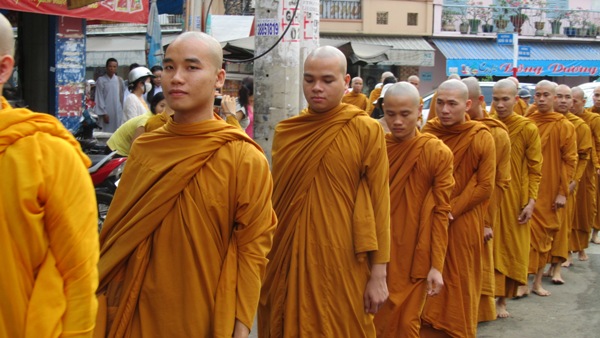 TP.HCM: Chư Tăng, Ni Khất sĩ Tổ chức Trì bình khất Thực Tưởng Niệm Tổ Sư Minh Đăng Quang