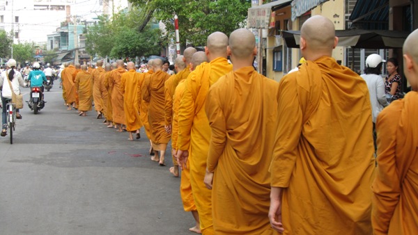 TP.HCM: Chư Tăng, Ni Khất sĩ Tổ chức Trì bình khất Thực Tưởng Niệm Tổ Sư Minh Đăng Quang