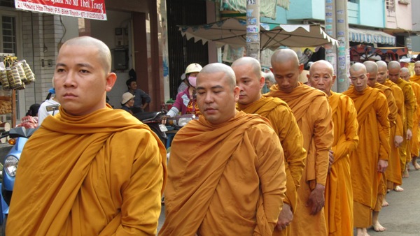 TP.HCM: Chư Tăng, Ni Khất sĩ Tổ chức Trì bình khất Thực Tưởng Niệm Tổ Sư Minh Đăng Quang