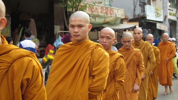 TP.HCM: Chư Tăng, Ni Khất sĩ Tổ chức Trì bình khất Thực Tưởng Niệm Tổ Sư Minh Đăng Quang