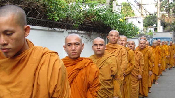 TP.HCM: Chư Tăng, Ni Khất sĩ Tổ chức Trì bình khất Thực Tưởng Niệm Tổ Sư Minh Đăng Quang
