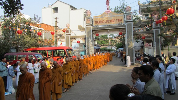 TP.HCM: Chư Tăng, Ni Khất sĩ Tổ chức Trì bình khất Thực Tưởng Niệm Tổ Sư Minh Đăng Quang