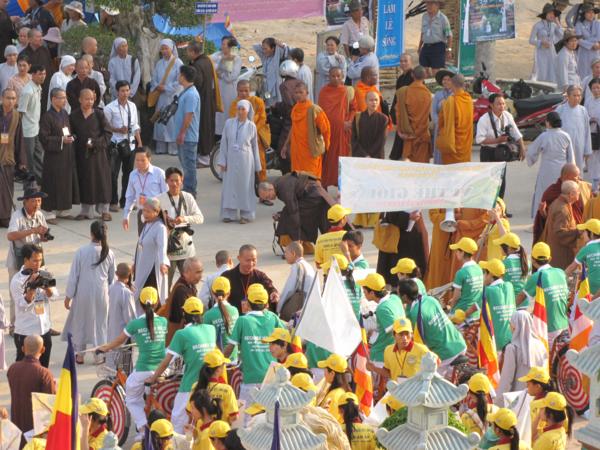 Chùm ảnh: Hàng ngàn Tăng Ni, PT diễu hành đường phố vì môi trường