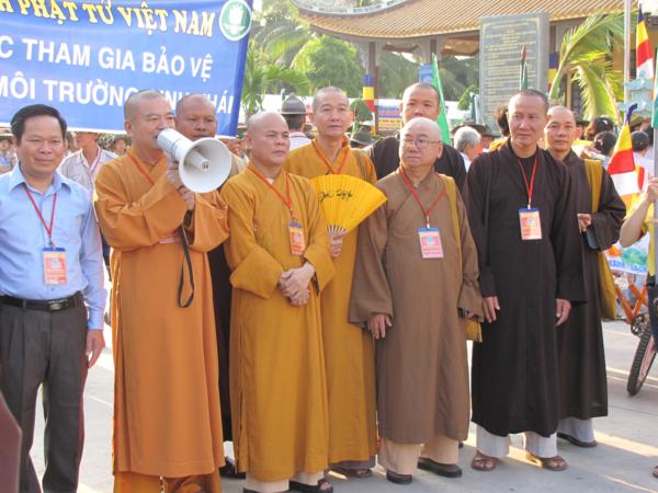 Chùm ảnh: Hàng ngàn Tăng Ni, PT diễu hành đường phố vì môi trường