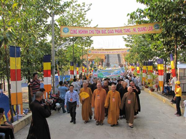 Chùm ảnh: Hàng ngàn Tăng Ni, PT diễu hành đường phố vì môi trường