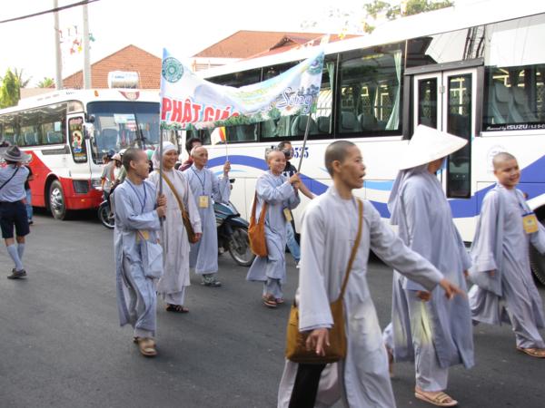 Chùm ảnh: Hàng ngàn Tăng Ni, PT diễu hành đường phố vì môi trường