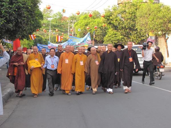 Chùm ảnh: Hàng ngàn Tăng Ni, PT diễu hành đường phố vì môi trường