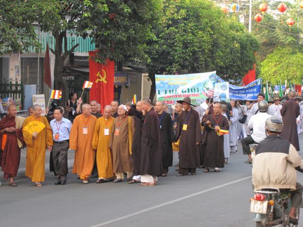 Chùm ảnh: Hàng ngàn Tăng Ni, PT diễu hành đường phố vì môi trường