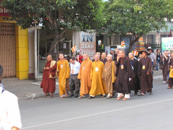 Chùm ảnh: Hàng ngàn Tăng Ni, PT diễu hành đường phố vì môi trường