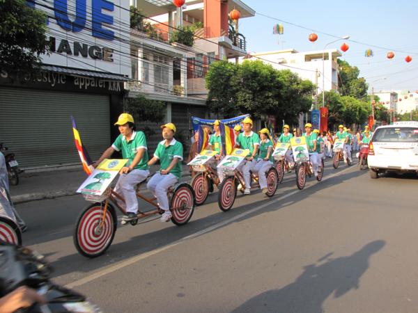 Chùm ảnh: Hàng ngàn Tăng Ni, PT diễu hành đường phố vì môi trường