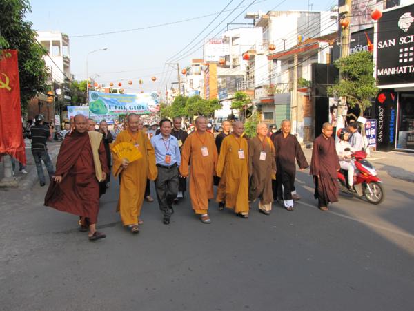 Chùm ảnh: Hàng ngàn Tăng Ni, PT diễu hành đường phố vì môi trường
