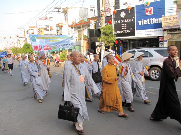 Chùm ảnh: Hàng ngàn Tăng Ni, PT diễu hành đường phố vì môi trường