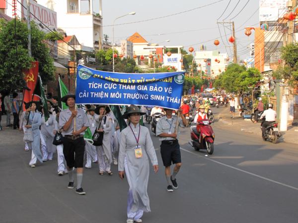Chùm ảnh: Hàng ngàn Tăng Ni, PT diễu hành đường phố vì môi trường
