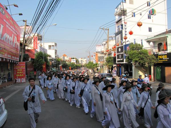 Chùm ảnh: Hàng ngàn Tăng Ni, PT diễu hành đường phố vì môi trường