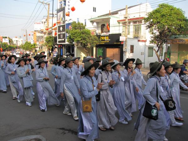 Chùm ảnh: Hàng ngàn Tăng Ni, PT diễu hành đường phố vì môi trường