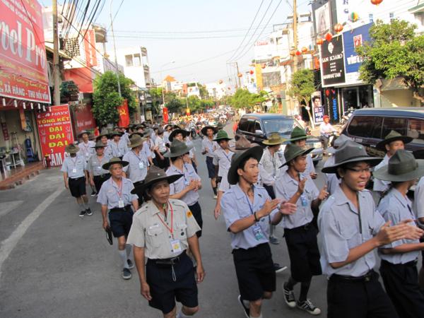 Chùm ảnh: Hàng ngàn Tăng Ni, PT diễu hành đường phố vì môi trường