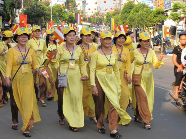 Chùm ảnh: Hàng ngàn Tăng Ni, PT diễu hành đường phố vì môi trường