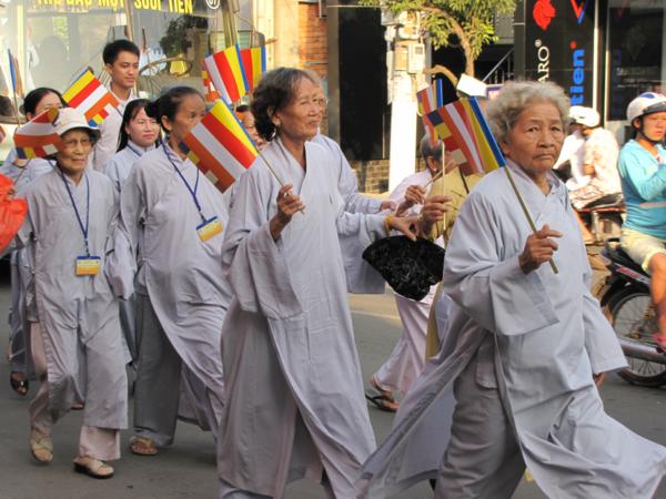 Chùm ảnh: Hàng ngàn Tăng Ni, PT diễu hành đường phố vì môi trường