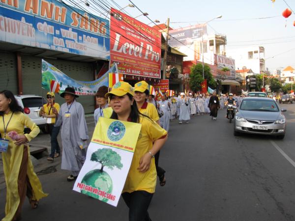 Chùm ảnh: Hàng ngàn Tăng Ni, PT diễu hành đường phố vì môi trường