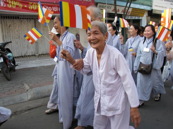 Chùm ảnh: Hàng ngàn Tăng Ni, PT diễu hành đường phố vì môi trường