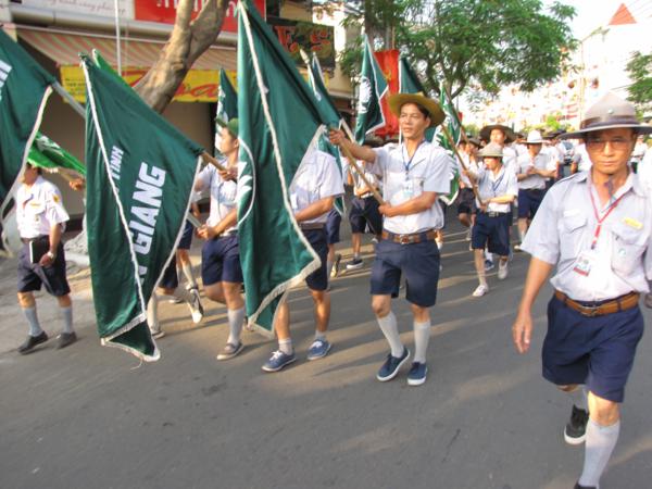 Chùm ảnh: Hàng ngàn Tăng Ni, PT diễu hành đường phố vì môi trường