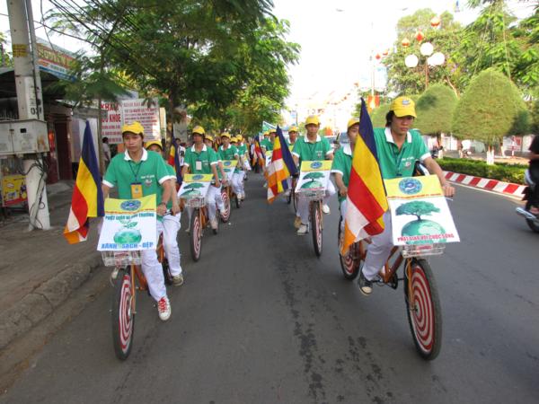 Chùm ảnh: Hàng ngàn Tăng Ni, PT diễu hành đường phố vì môi trường