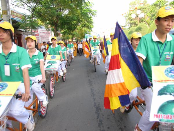 Chùm ảnh: Hàng ngàn Tăng Ni, PT diễu hành đường phố vì môi trường