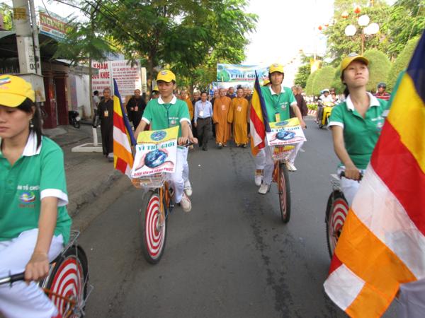 Chùm ảnh: Hàng ngàn Tăng Ni, PT diễu hành đường phố vì môi trường