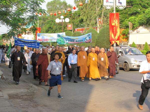 Chùm ảnh: Hàng ngàn Tăng Ni, PT diễu hành đường phố vì môi trường